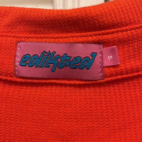 red edikted cropped sweater with flare sleeves - Picture 3 of 3